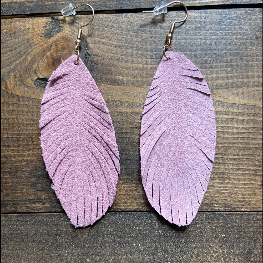 NEW! Boutique Pink Leather Feather Earrings! 🌸 - Picture 2 of 5
